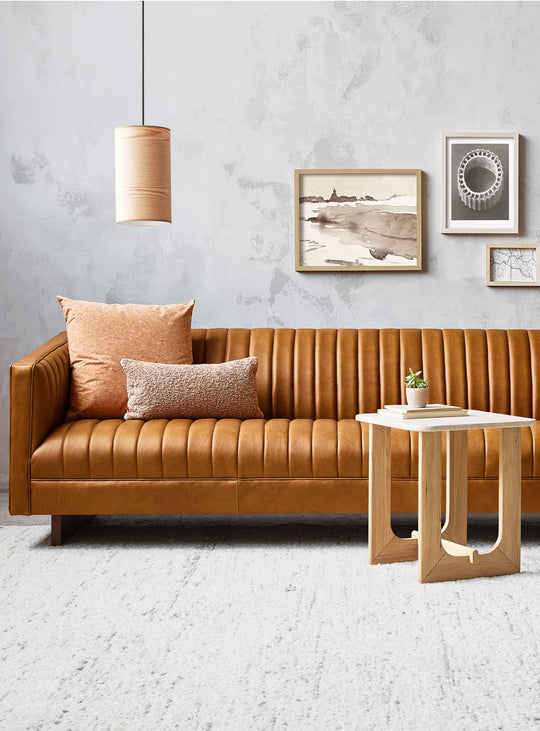 Sofa Wallace de Gus* Modern : élégance classique et design contemporain. Cuir tucson sienna