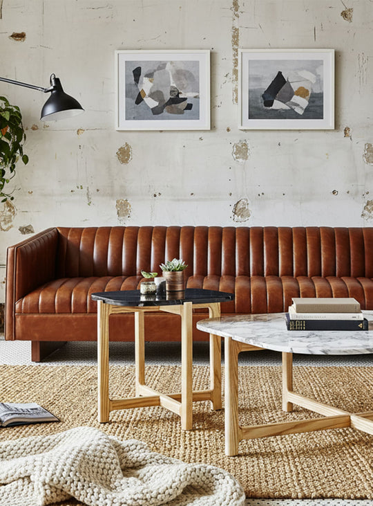 Sofa Wallace de Gus* Modern : confort cannelé et design intemporel. Cuir brun.