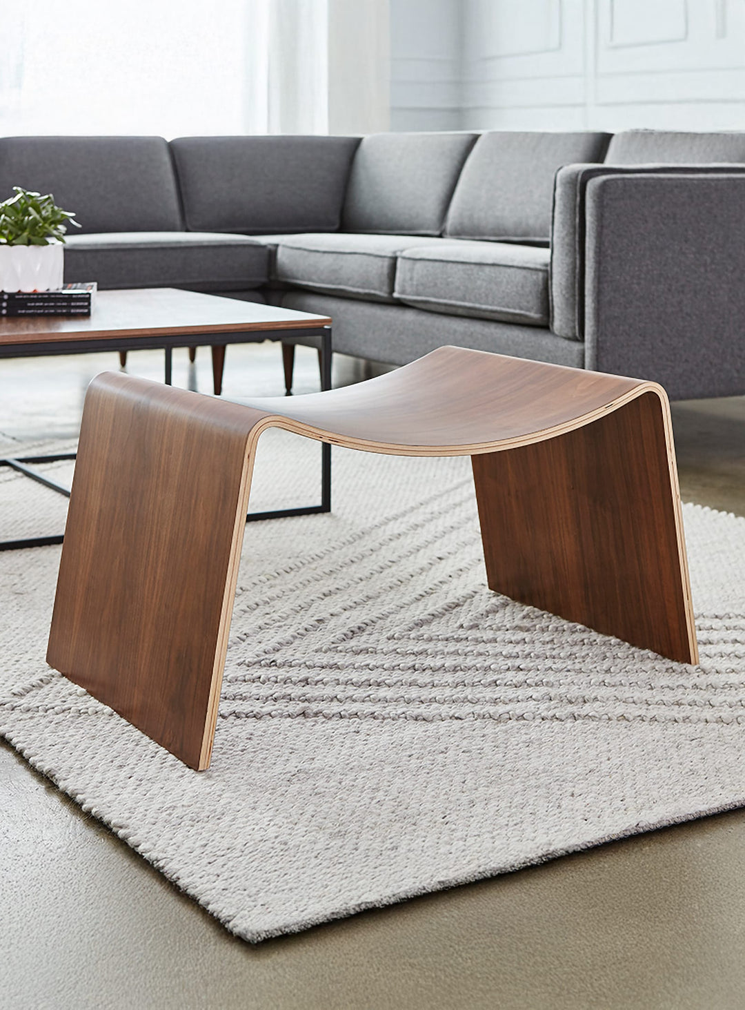 Ottoman Wave de Gus* Modern : formes fluides et style contemporain. noyer