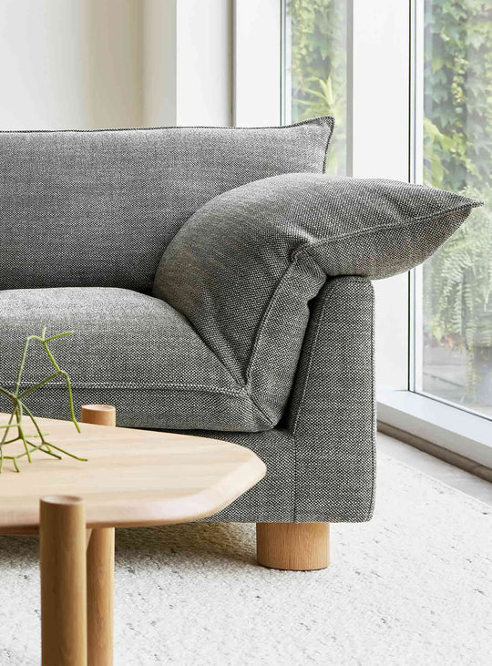 Sofa bi-sectionnel Gus* Modern Zoe : un canapé profond et accueillant avec structure en bois certifié FSC. rosslyn legacy