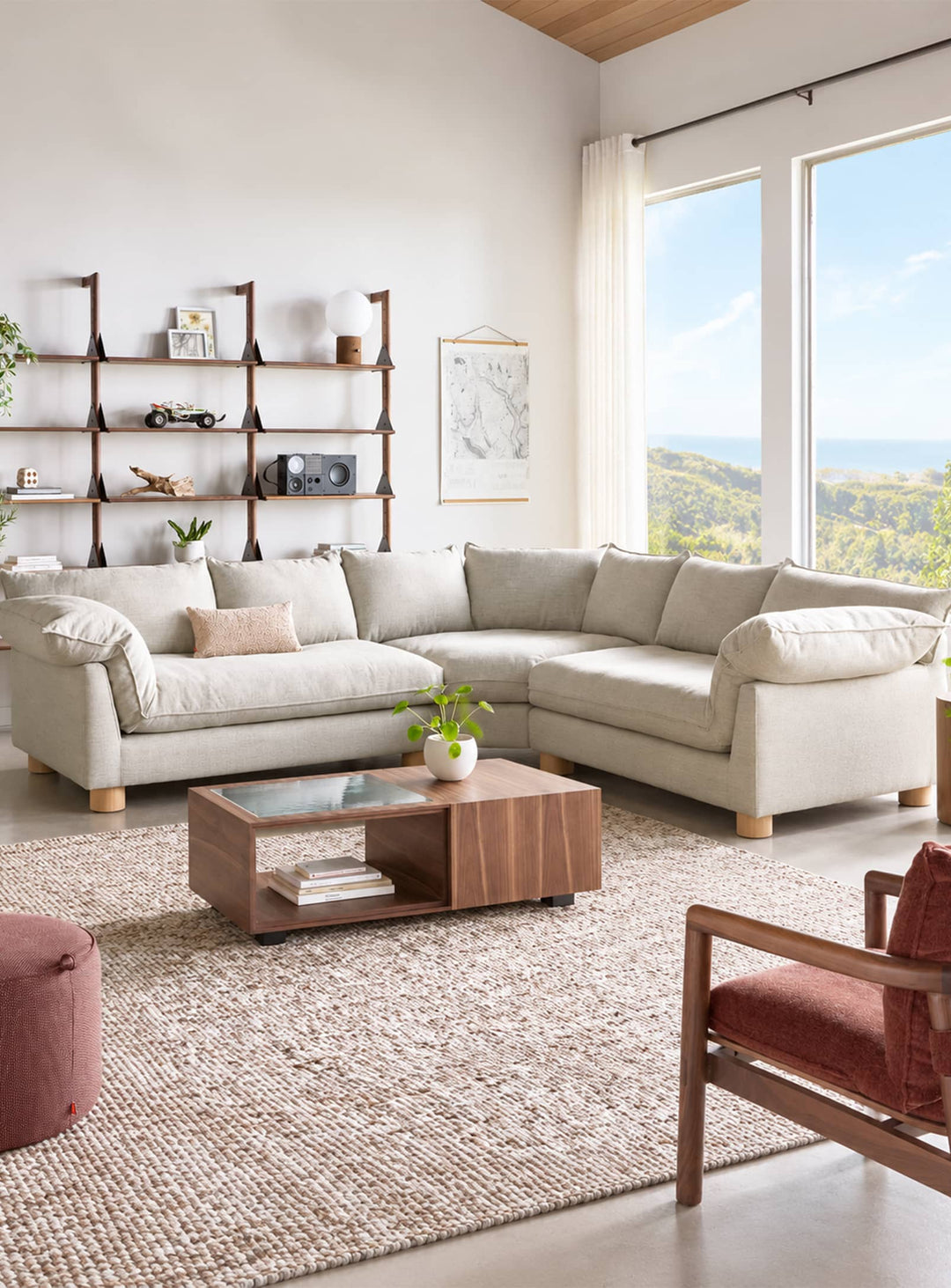 Sofa bi-sectionnel Gus* Modern Zoe : assise profonde, lignes années 70 et confort moelleux au quotidien. sutton canvas