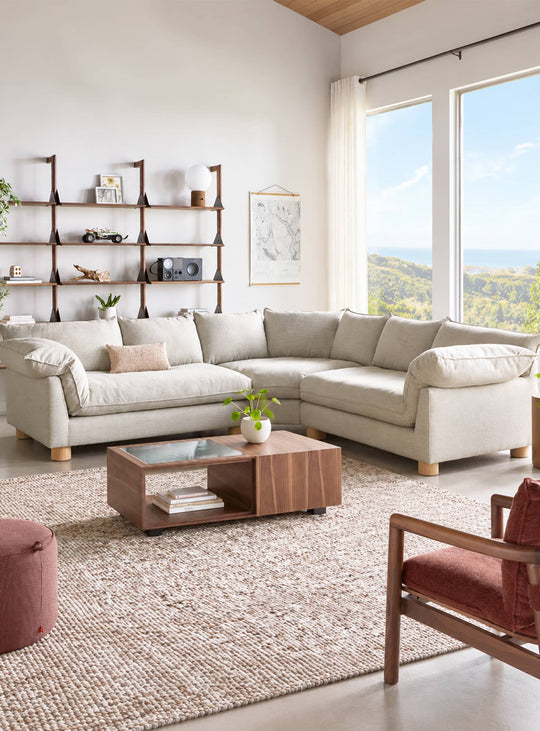 Sofa bi-sectionnel Gus* Modern Zoe : assise profonde, lignes années 70 et confort moelleux au quotidien. sutton canvas