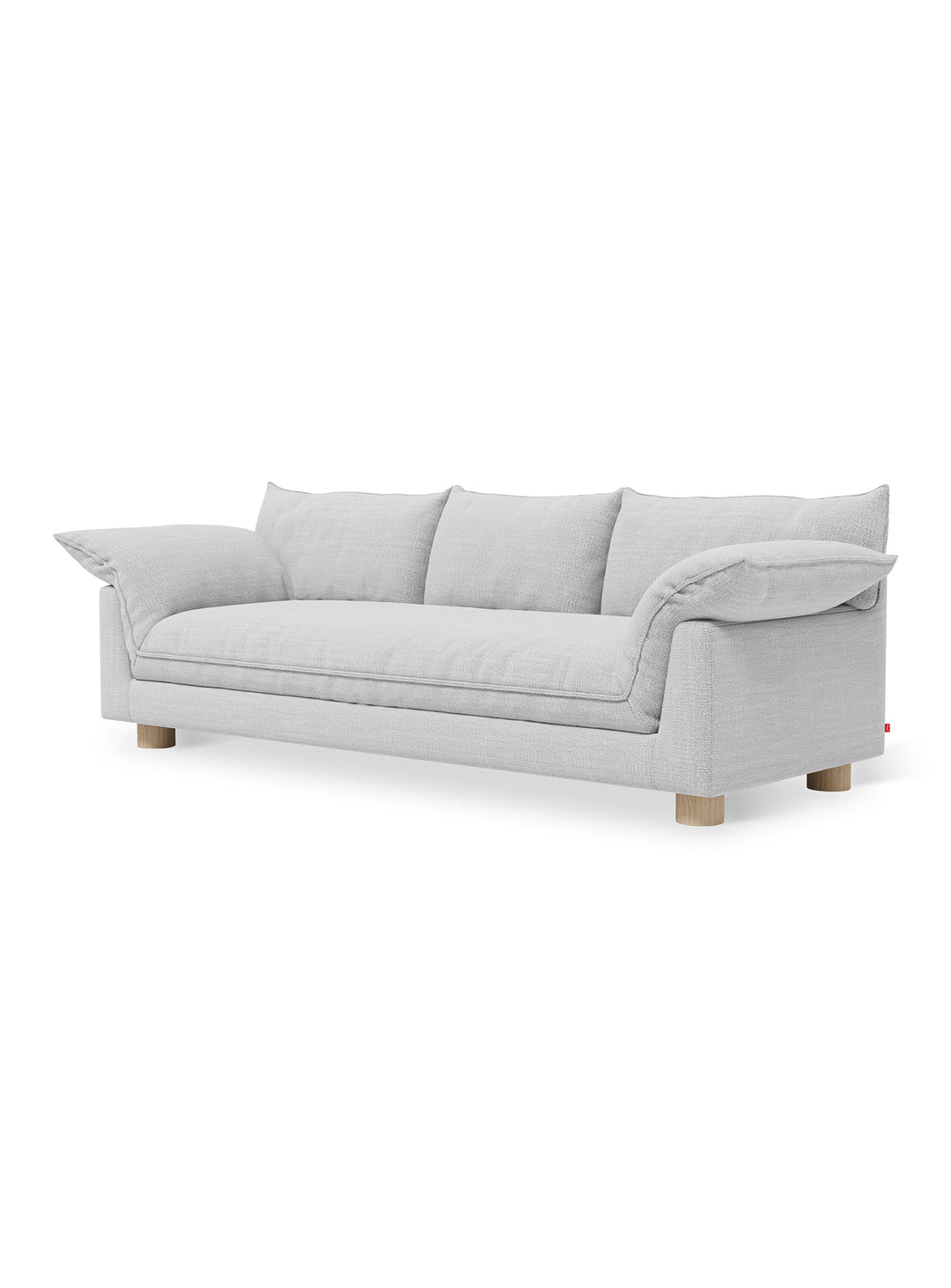 Sofa Gus* Modern Zoe : assise profonde, pieds en chêne massif et coussins moelleux au confort durable. rosslyn argent