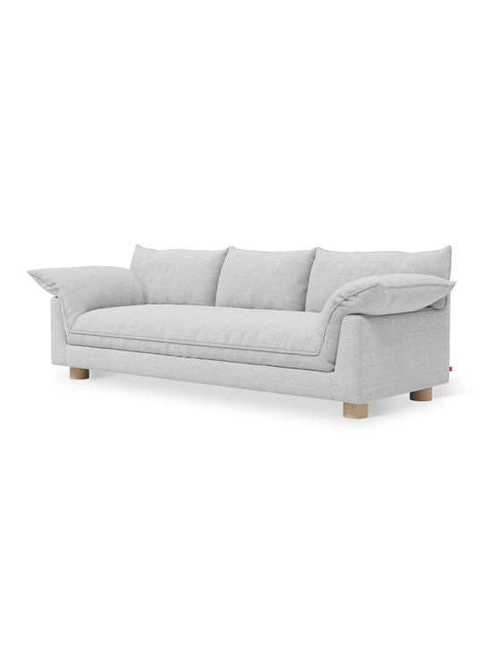 Sofa Gus* Modern Zoe : assise profonde, pieds en chêne massif et coussins moelleux au confort durable. rosslyn argent