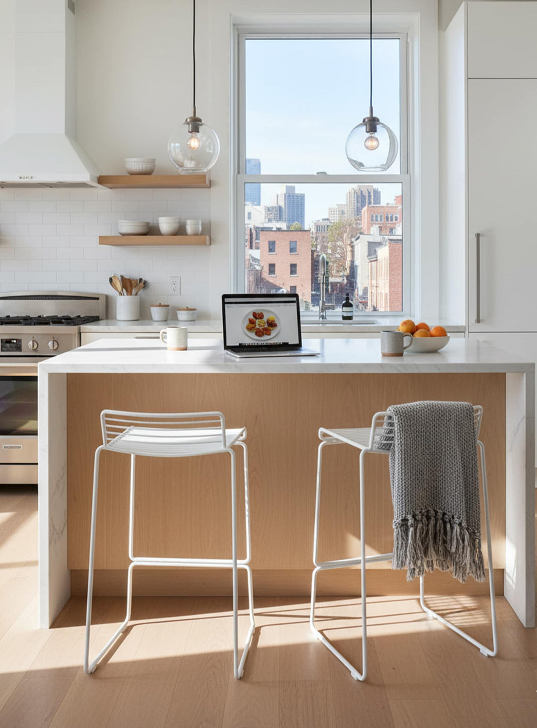 Tabouret de comptoir HEE : design minimaliste et stabilité remarquable. blanc