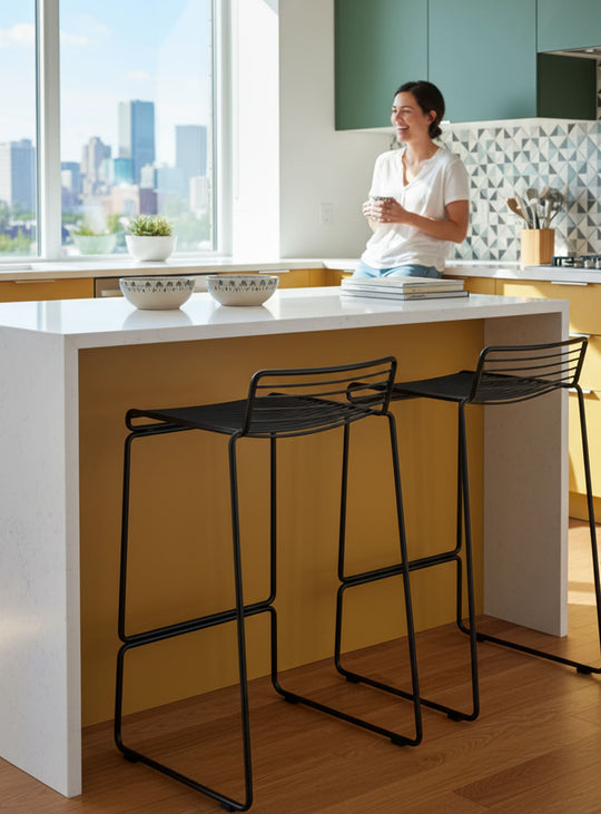 Tabouret HEE : design sobre, structure fine et élégance discrète. noir