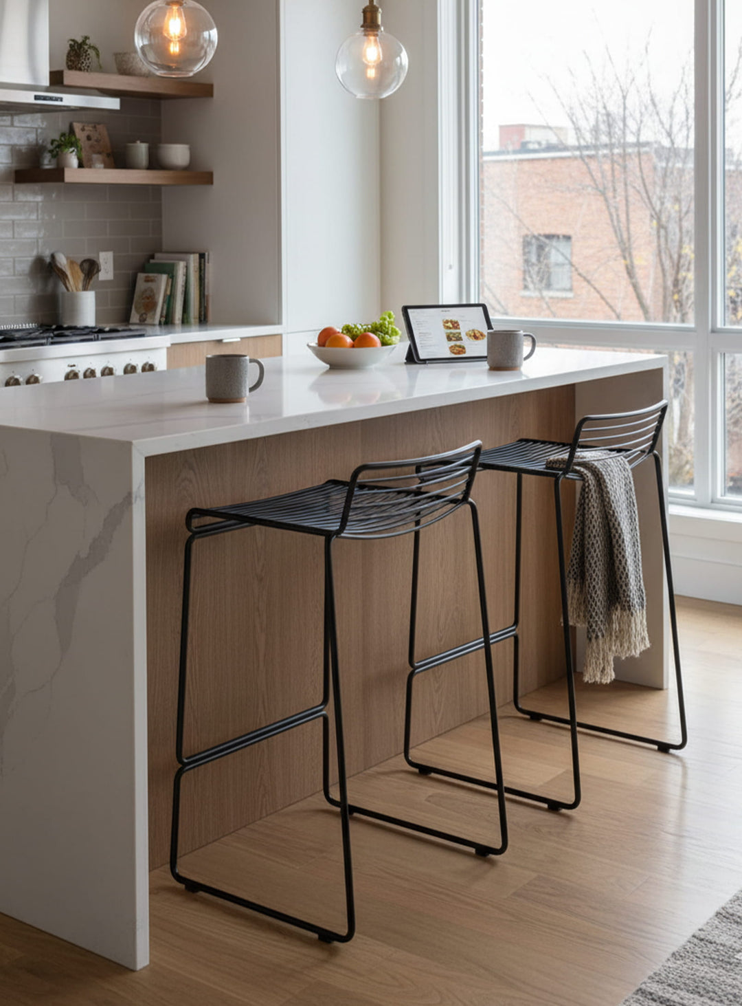 HEE, tabouret de comptoir design parfait pour bars et cuisines. noir