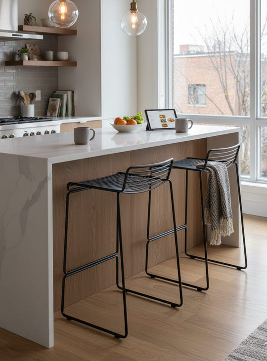 HEE, tabouret de comptoir design parfait pour bars et cuisines. noir