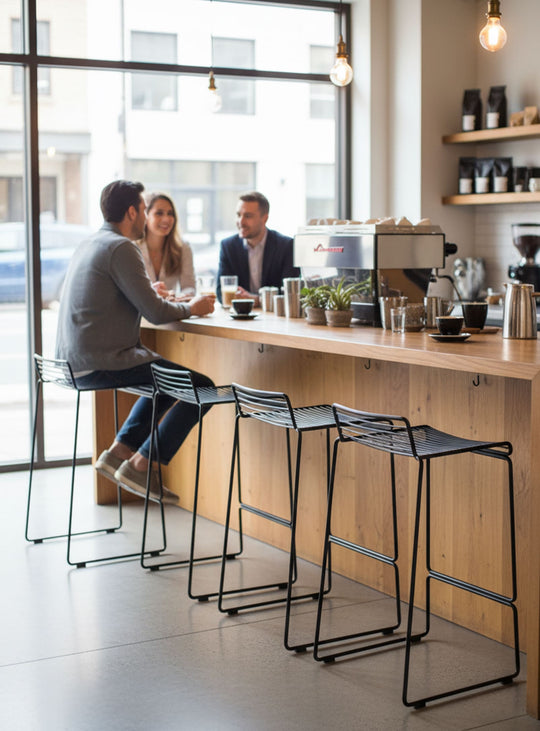 Tabouret HEE : forme simple, lignes pures et style contemporain. noir