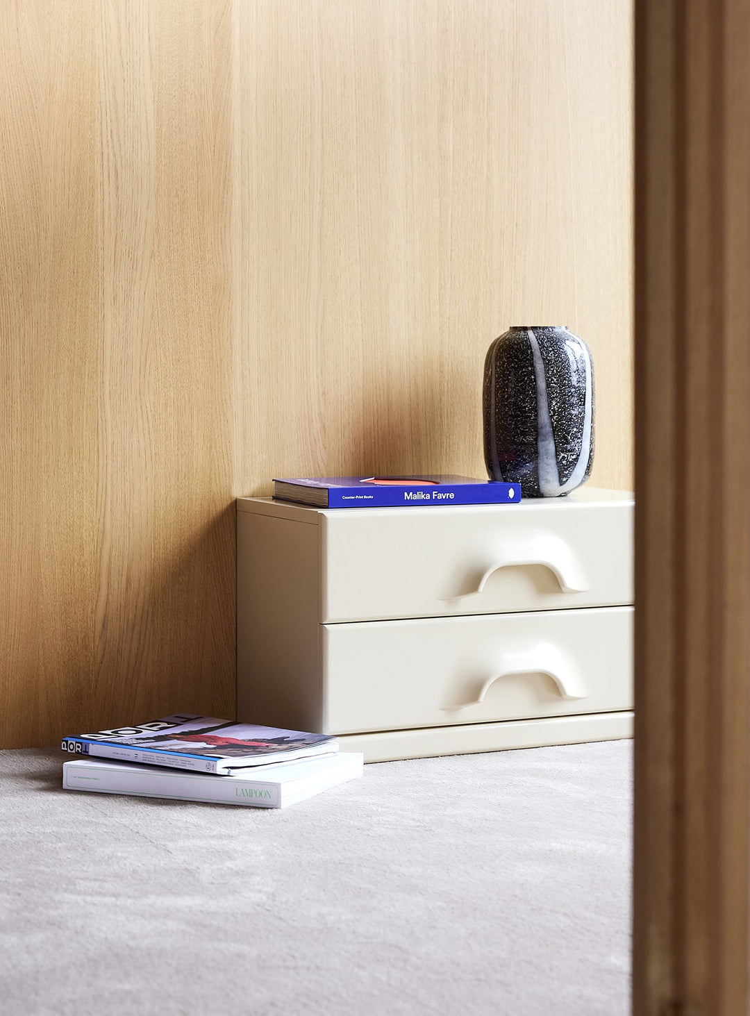 Commode à deux tiroirs HKliving, compacte et design avec poignées intégrées et finition laquée. crème
