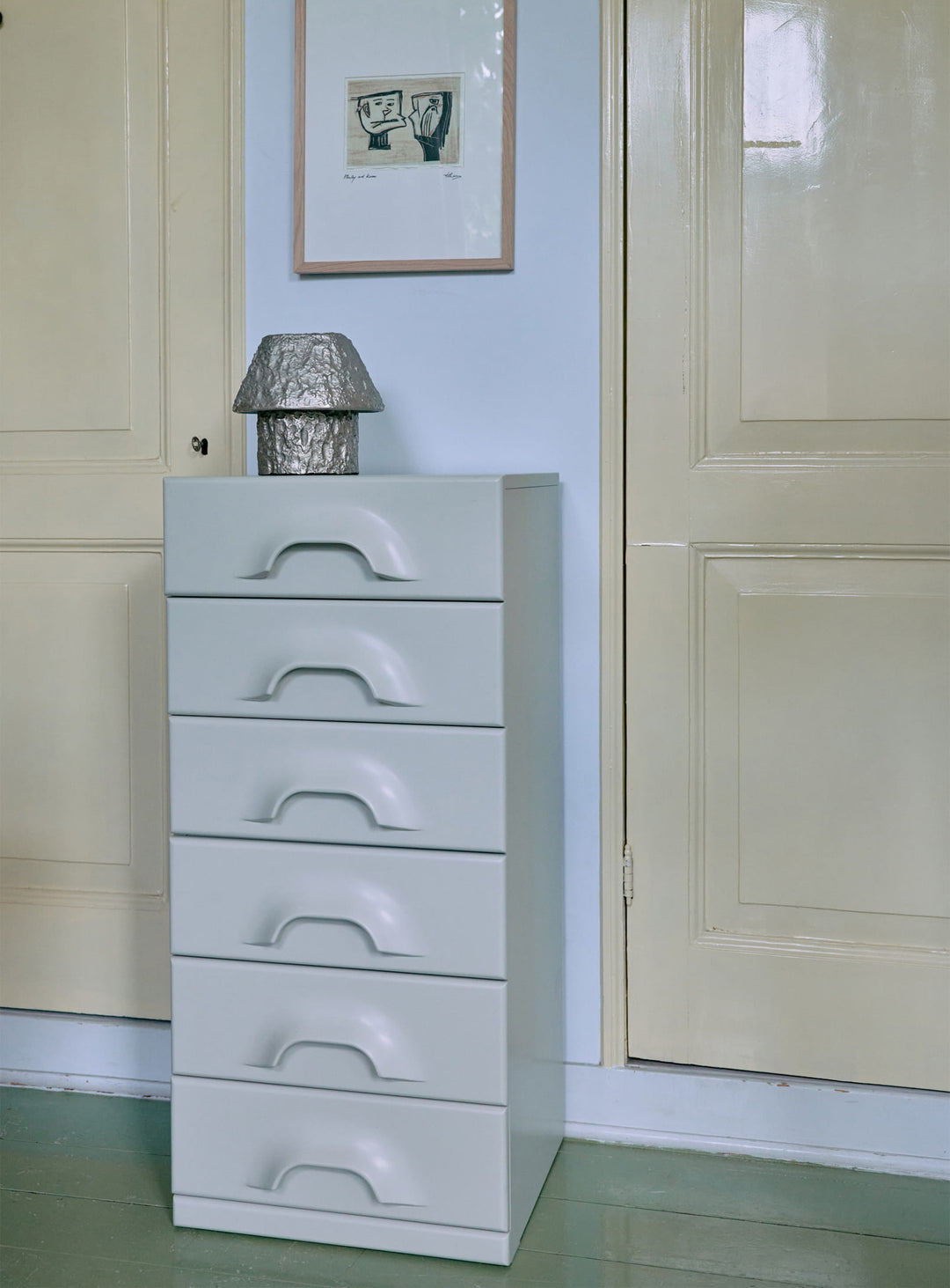 Commode à six tiroirs HKliving au design laqué monochrome, élégante et pratique pour un rangement stylé. ciel couvert