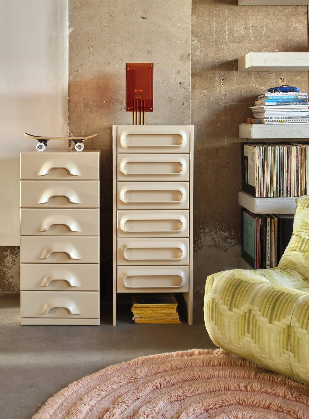 Commode à six tiroirs HKliving, silhouette compacte et design contemporain unique. crème