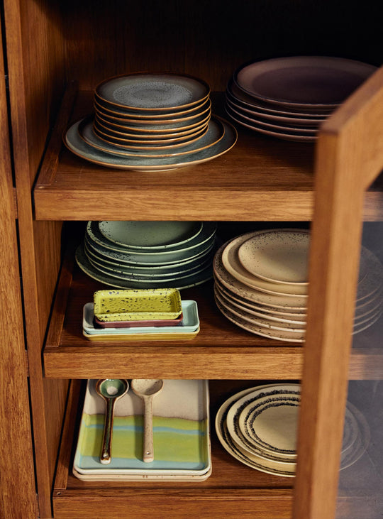 Grand plateau 70s Ceramics HKliving, grès artisanal et esprit années 70. glint