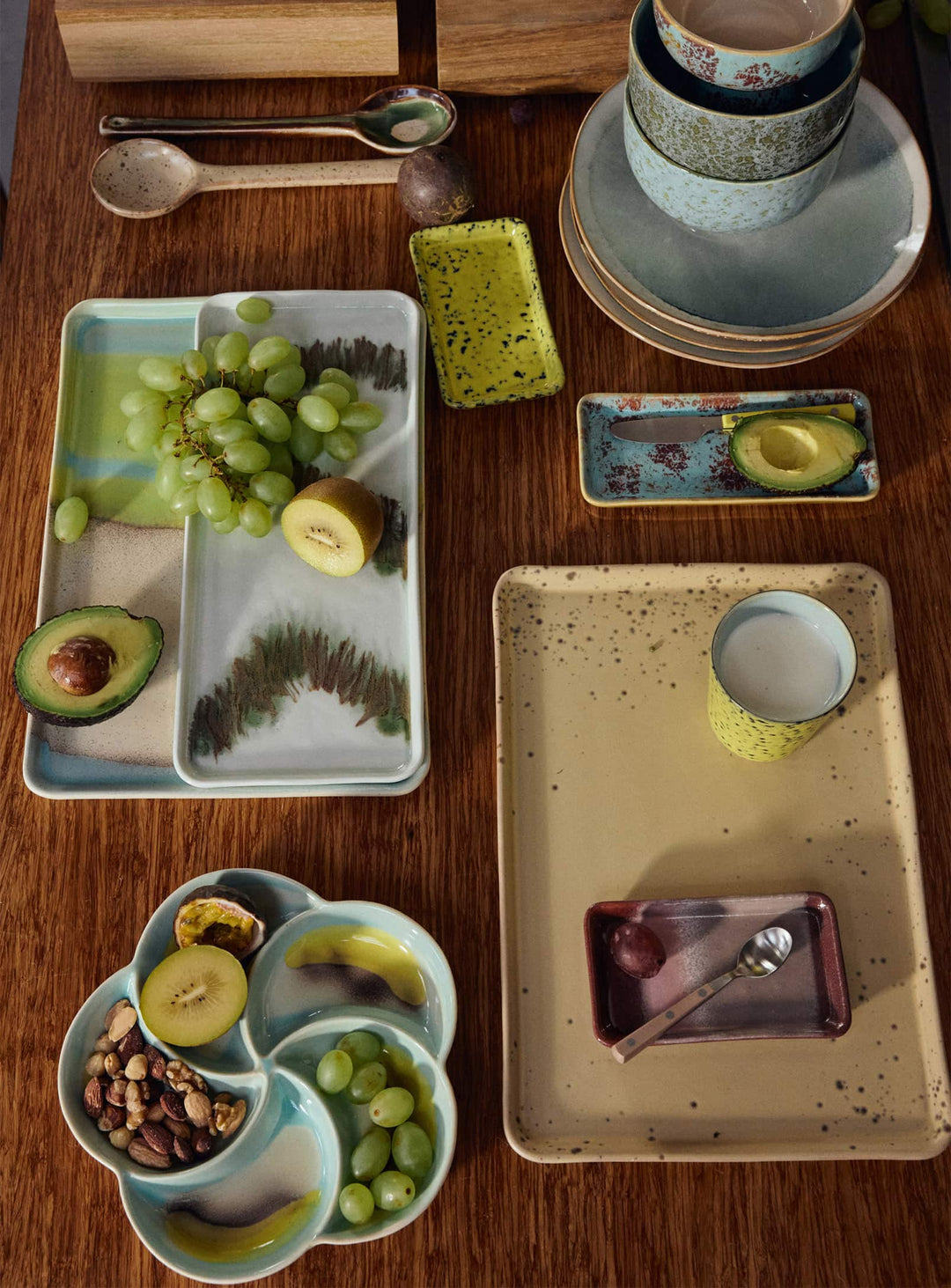 Grand plateau 70s Ceramics HKliving, collection Grit et Glint en grès. 