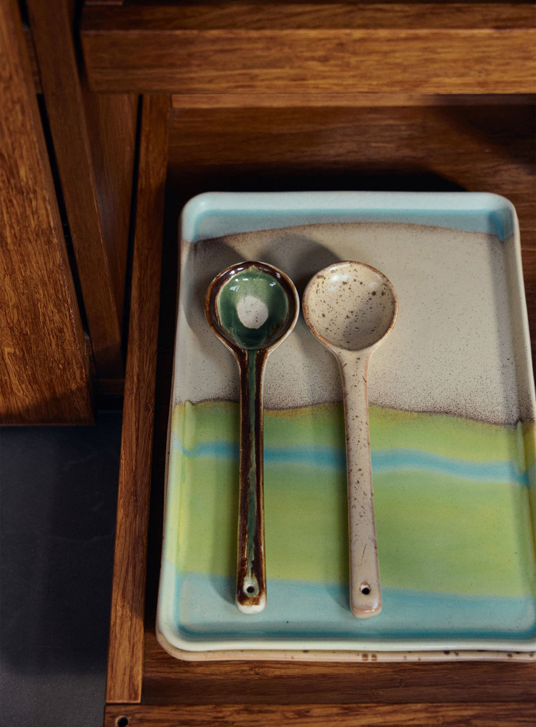 Grand plateau 70s Ceramics HKliving, design authentique pour le quotidien. glint