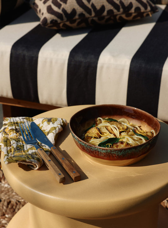 Bol à pâtes 70s Ceramics HKliving, une pièce en grès aux nuances uniques et au style inspiré des années 70. cove