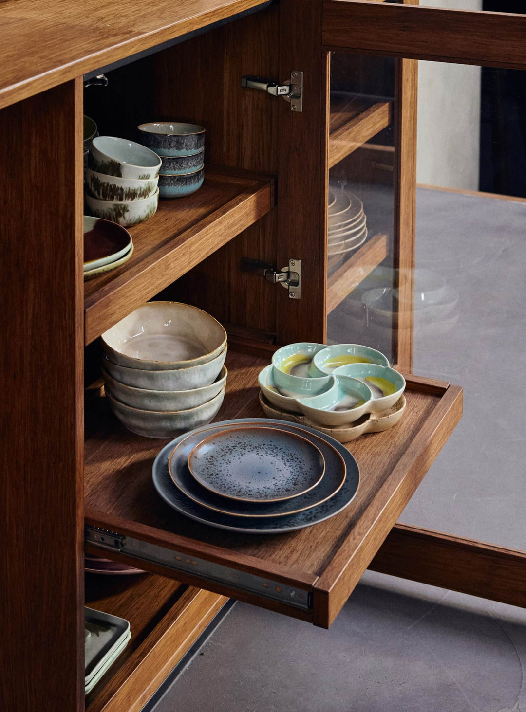 Bol à pâtes 70s Ceramics HKliving en grès, idéal pour servir pâtes, salades et plats généreux avec style. petal