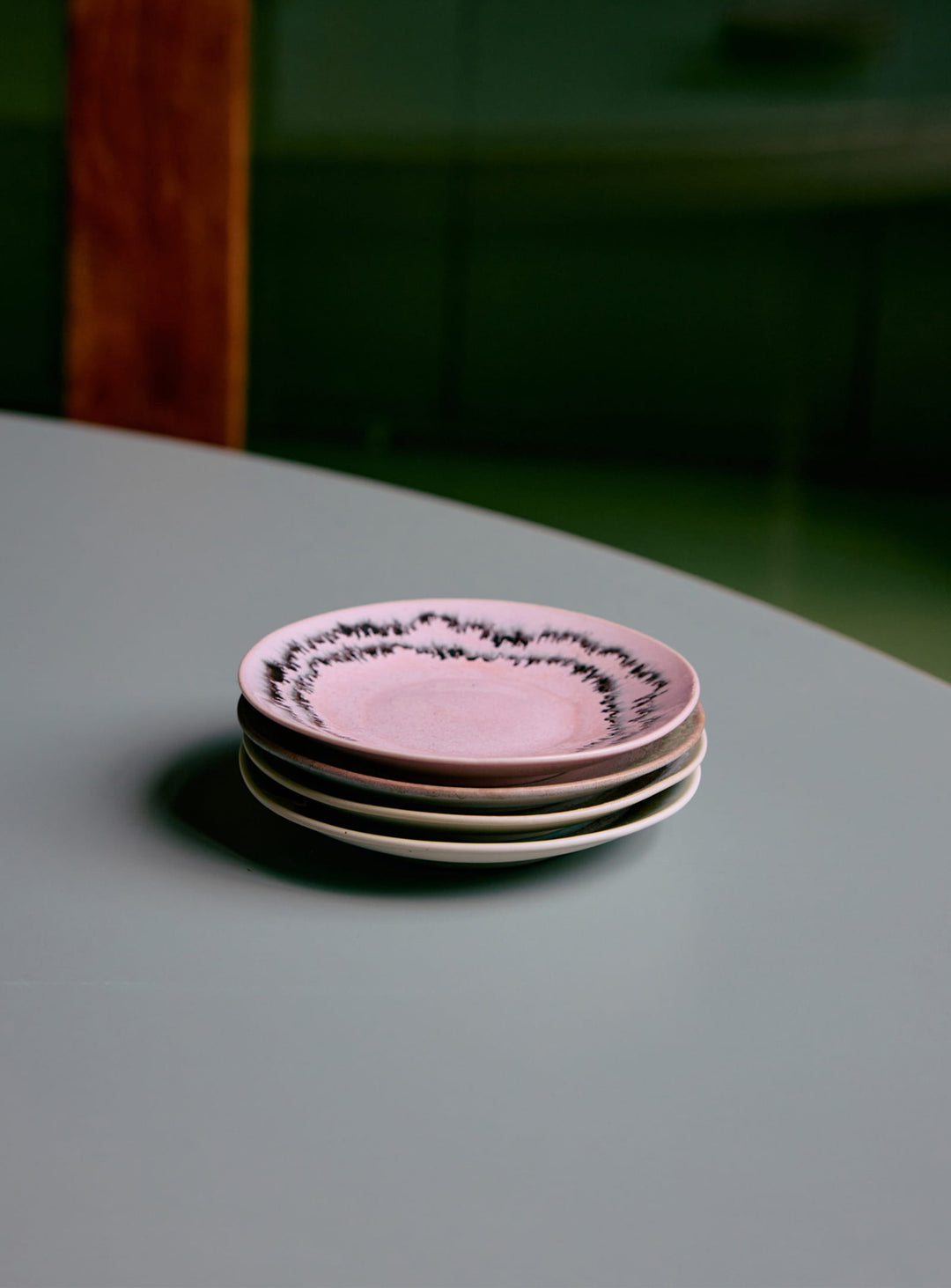 Soucoupe 70s Ceramics HKliving : des couleurs inspirées de la nature et de l'art moderne. doodle