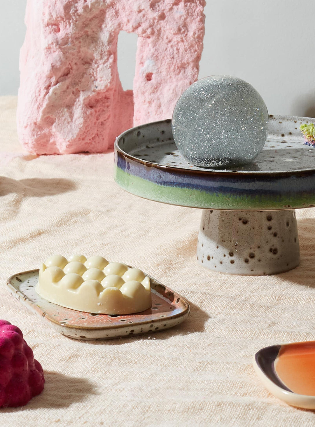 Petits plateaux HKliving 70s Ceramics : lot de 2 empilables avec glaçure réactive unique. atlas