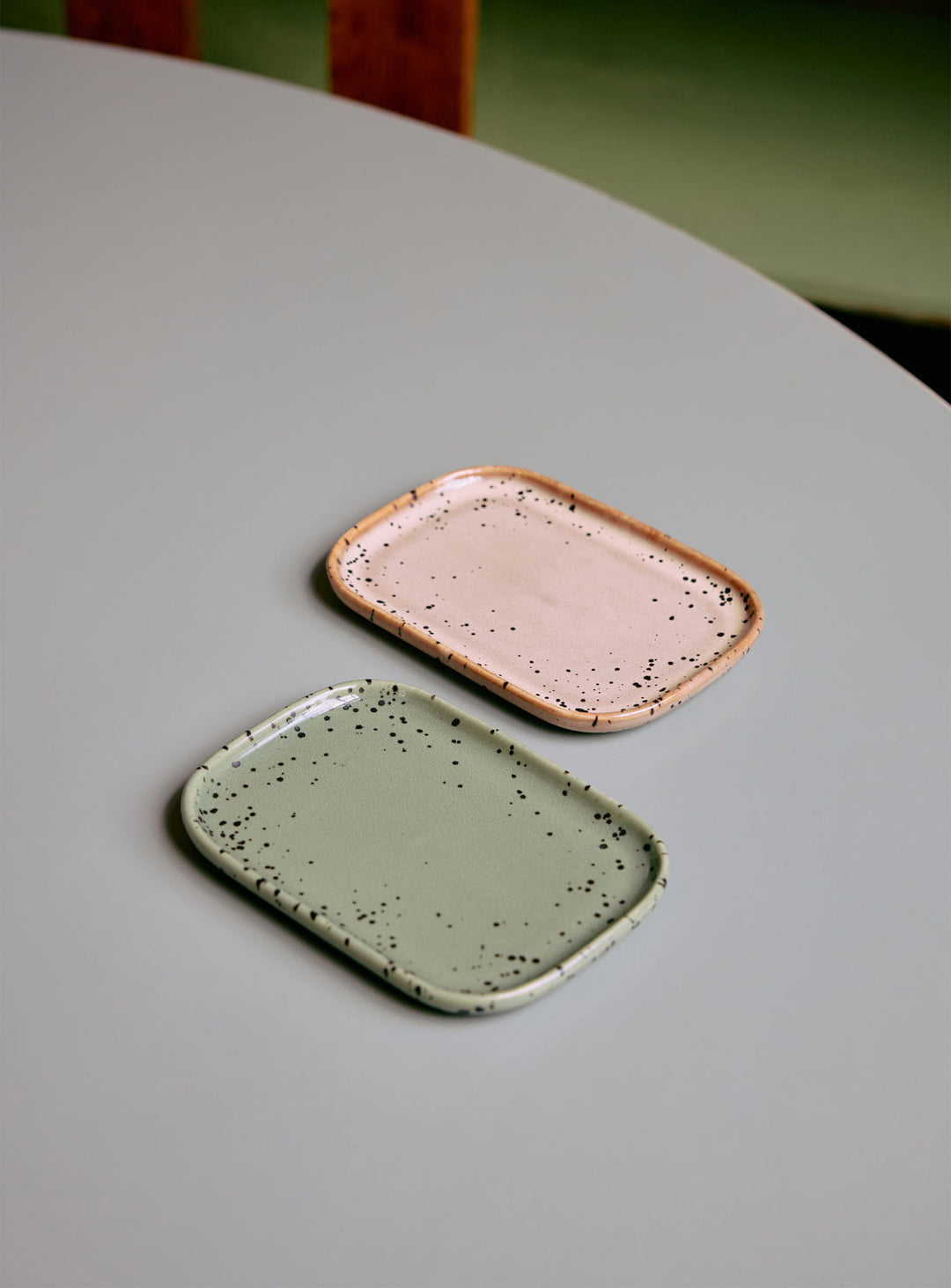 Les petits plateaux HKliving 70s Ceramics en grès sont parfaits pour le service et le quotidien. crayon