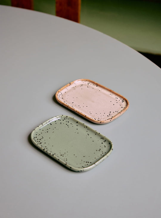 Les petits plateaux HKliving 70s Ceramics en grès sont parfaits pour le service et le quotidien. crayon