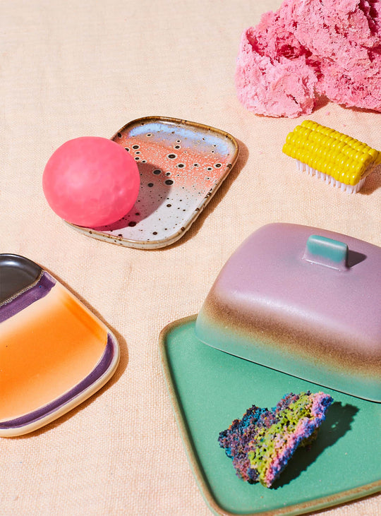 Craquez pour les petits plateaux HKliving 70s Ceramics, entre design rétro et artisanat. atlas