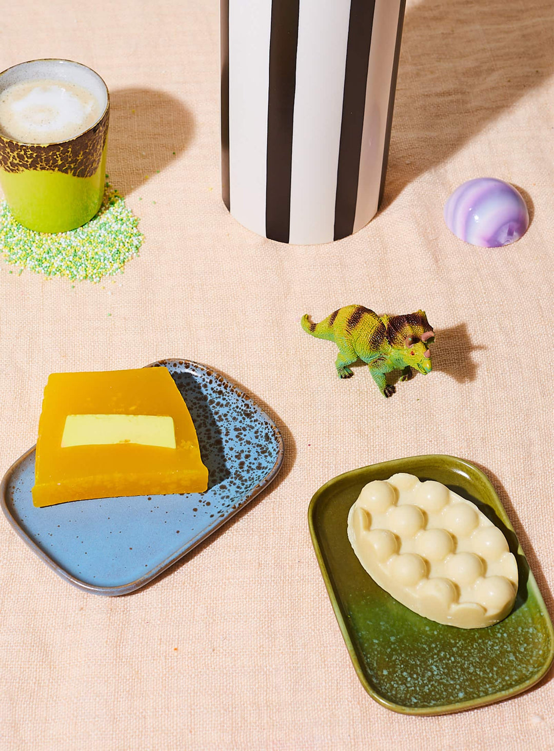 Petits plateaux HKliving 70s Ceramics : lot de 2 en grès, parfaits pour servir et décorer avec style. atlas