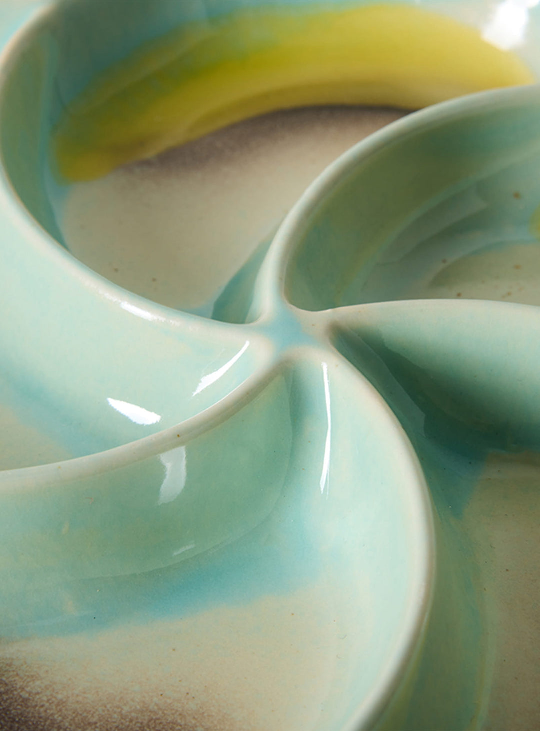 Plateau apéritif compartimenté 70s Ceramics HKliving : une création artisanale aux textures raffinées. glint