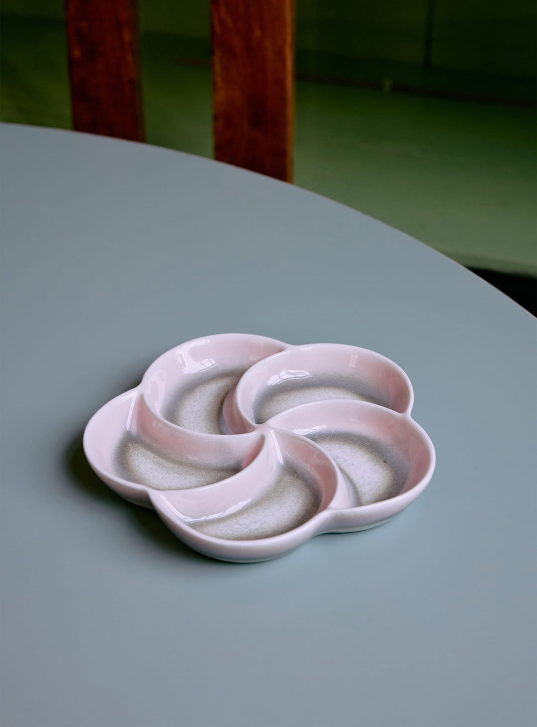Plateau apéritif compartimenté 70s Ceramics HKliving pour composer une table originale et colorée. muse