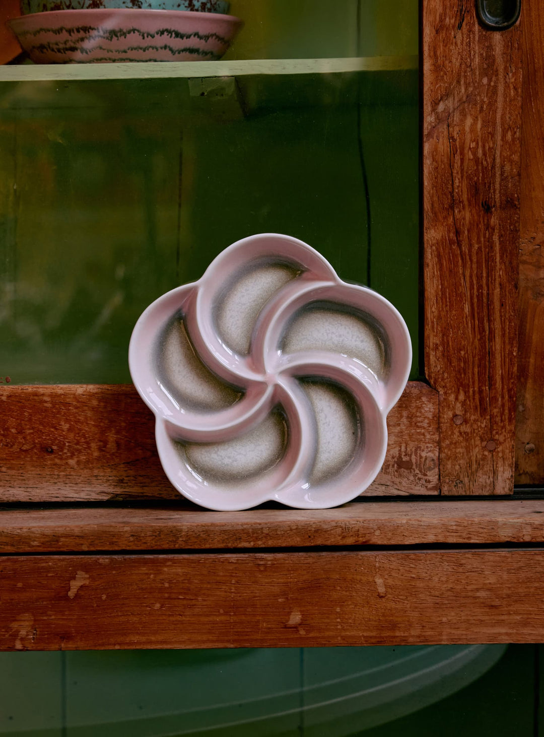 Plateau apéritif compartimenté 70s Ceramics HKliving : des finitions inspirées de l'art et du design vintage. muse