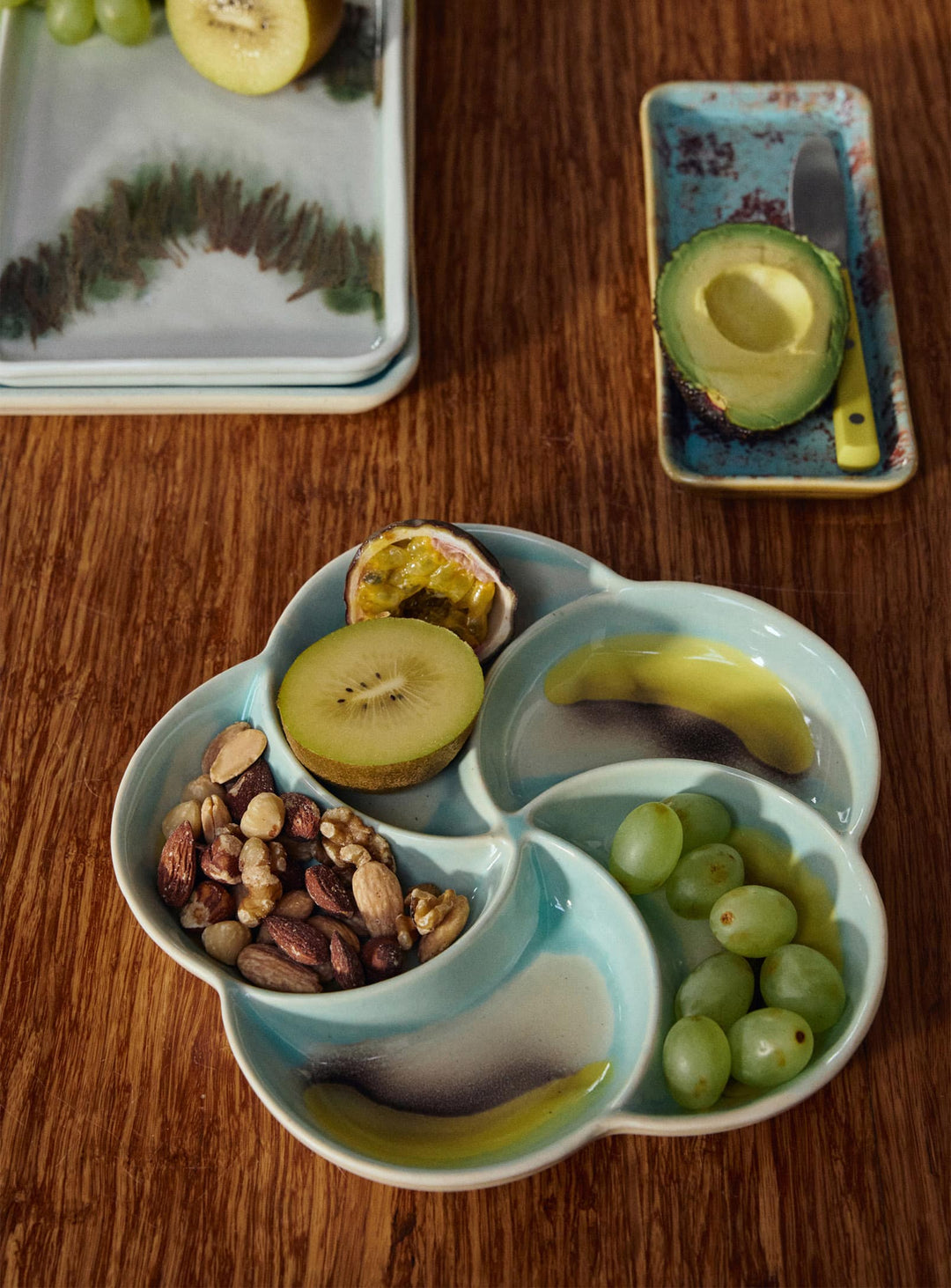 Plateau apéritif compartimenté 70s Ceramics HKliving : un plateau en grès idéal pour tapas et dips. glint