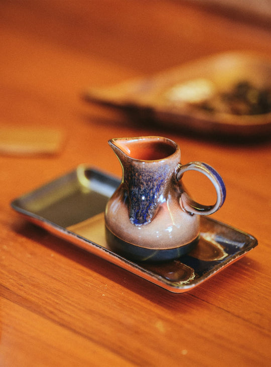 Petits plateaux HKliving Twenty Four Hours : lot de 2 en grès, parfaits pour accompagner café et thé.