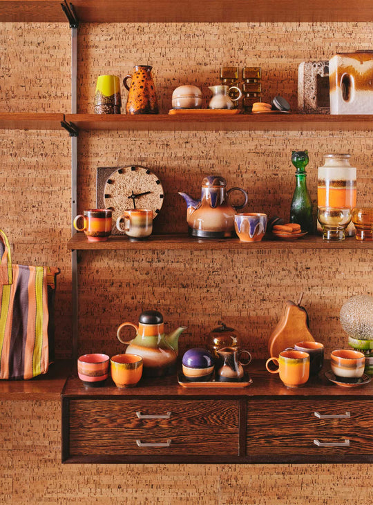 Petits plateaux HKliving Twenty Four Hours : des pièces en grès aux glaçures uniques et authentiques.