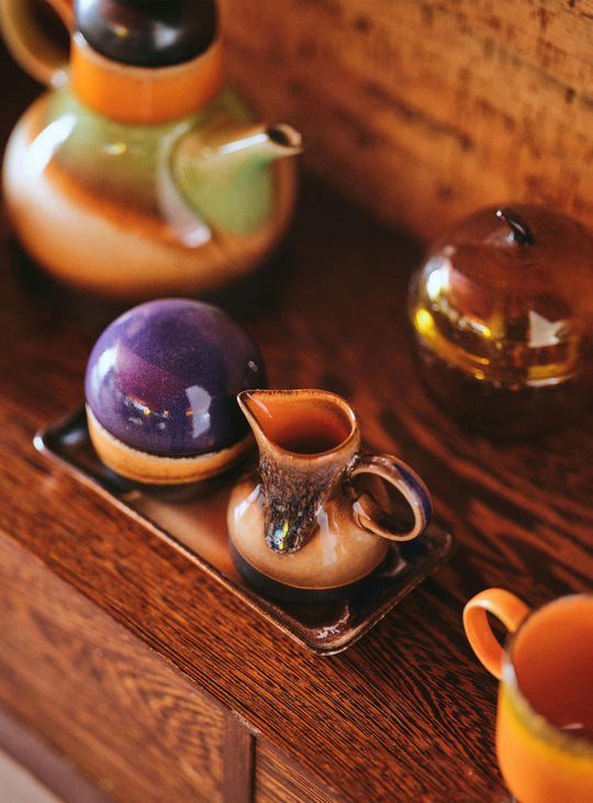 Les petits plateaux HKliving Twenty Four Hours allient design seventies et usage quotidien.