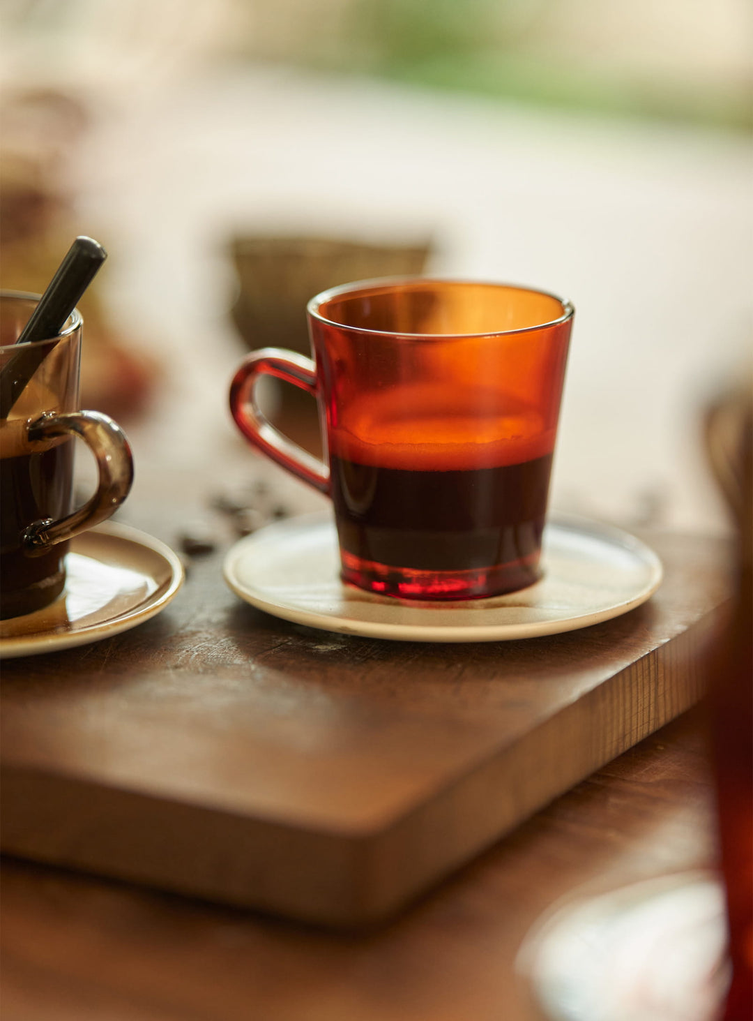 Tasses à café en verre 70s Glassware HKliving : une touche seventies pour votre table. amber