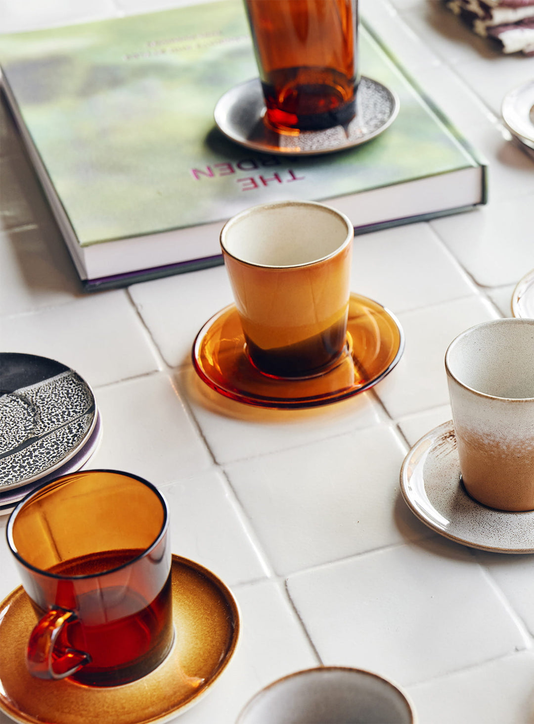 Tasses à café en verre 70s Glassware HKliving en lot de 4 pour recevoir avec élégance. amber