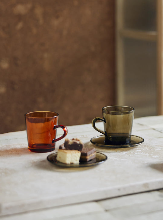 Soucoupe en verre 70s Glassware HKliving pour accompagner tasses à café et verres à thé. mud