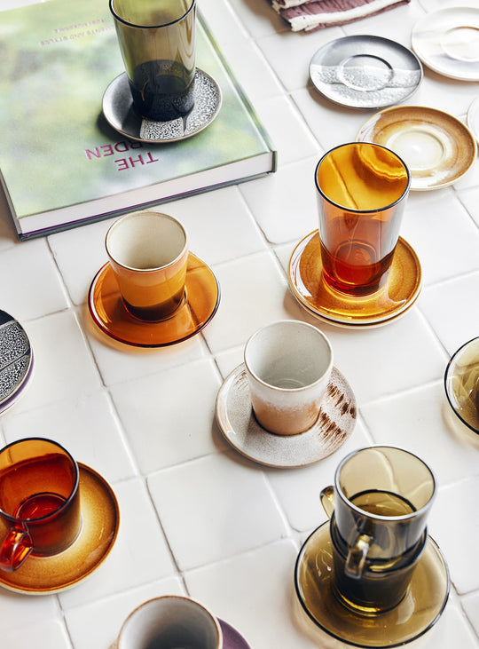 Soucoupe en verre 70s Glassware HKliving : une touche contemporaine pour votre table. amber