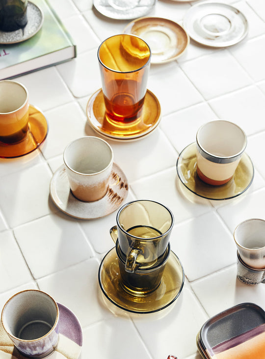 Soucoupe en verre 70s Glassware HKliving : un design coloré pour sublimer vos pauses café et thé. mud