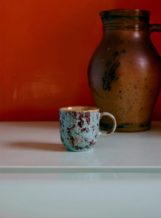 Tasse à café Abstract HKliving, une pièce décorative aux finitions artisanales et au charme rétro. patina