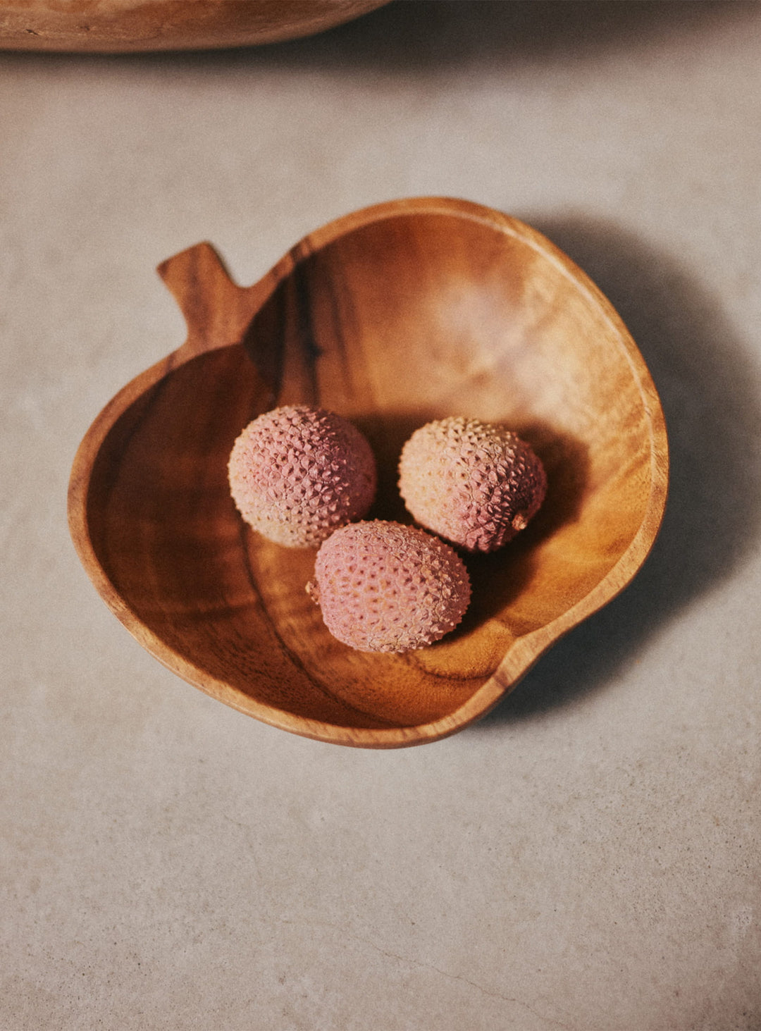Bol Pomme HKliving en acacia sculpté, idéal pour apporter une touche naturelle et originale à la table. M