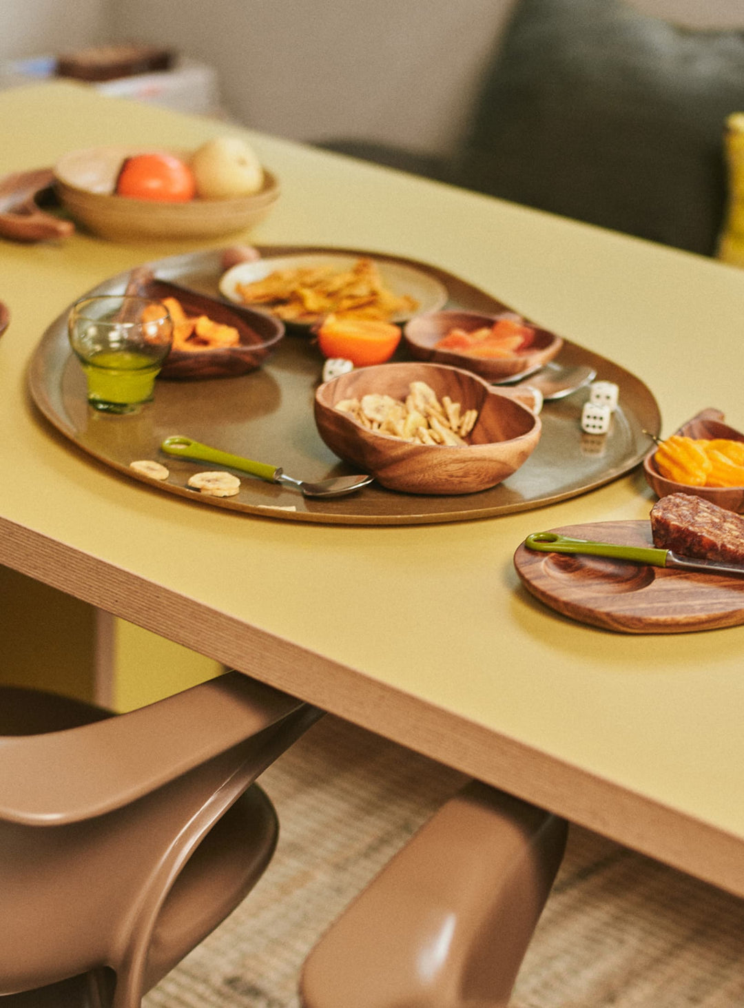 Bol Pomme HKliving en bois d’acacia durable, disponible en deux tailles pour vos présentations de table. L