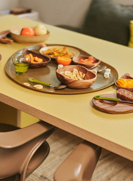Bol Pomme HKliving en bois d’acacia durable, disponible en deux tailles pour vos présentations de table. L