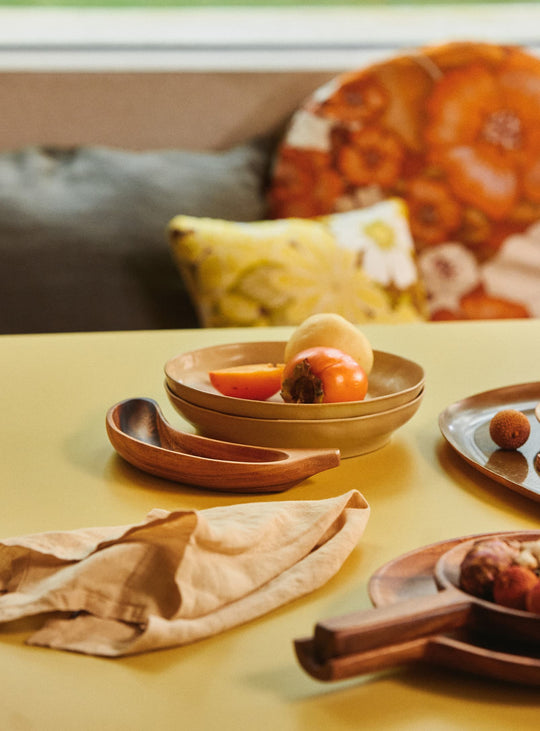 Bol Banane HKliving en bois d’acacia responsable, entre design ludique, artisanat et matières naturelles.