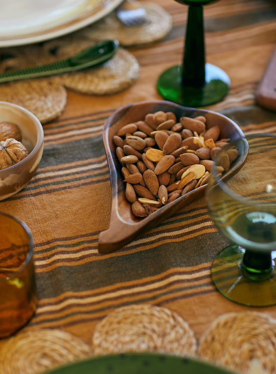 Bol Poire HKliving en acacia massif, une création artisanale au design fruité et intemporel. L