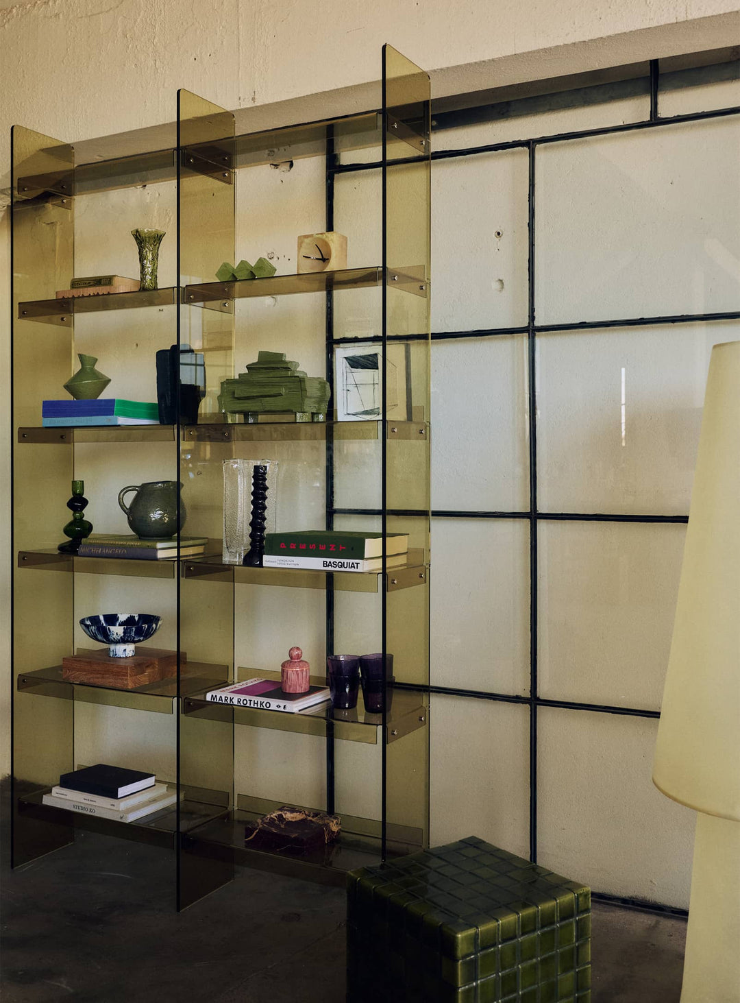 Bibliothèque en acrylique HKliving, une structure graphique et transparente pour exposer livres, objets et céramiques.