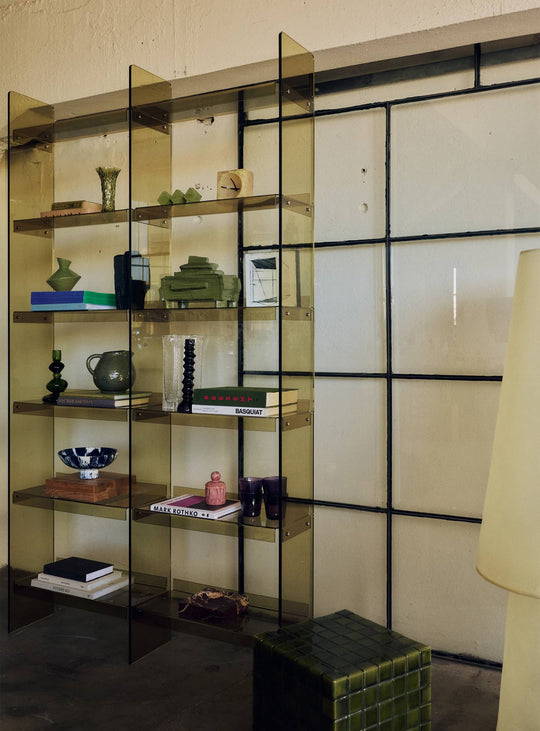 Bibliothèque en acrylique HKliving, une structure graphique et transparente pour exposer livres, objets et céramiques.