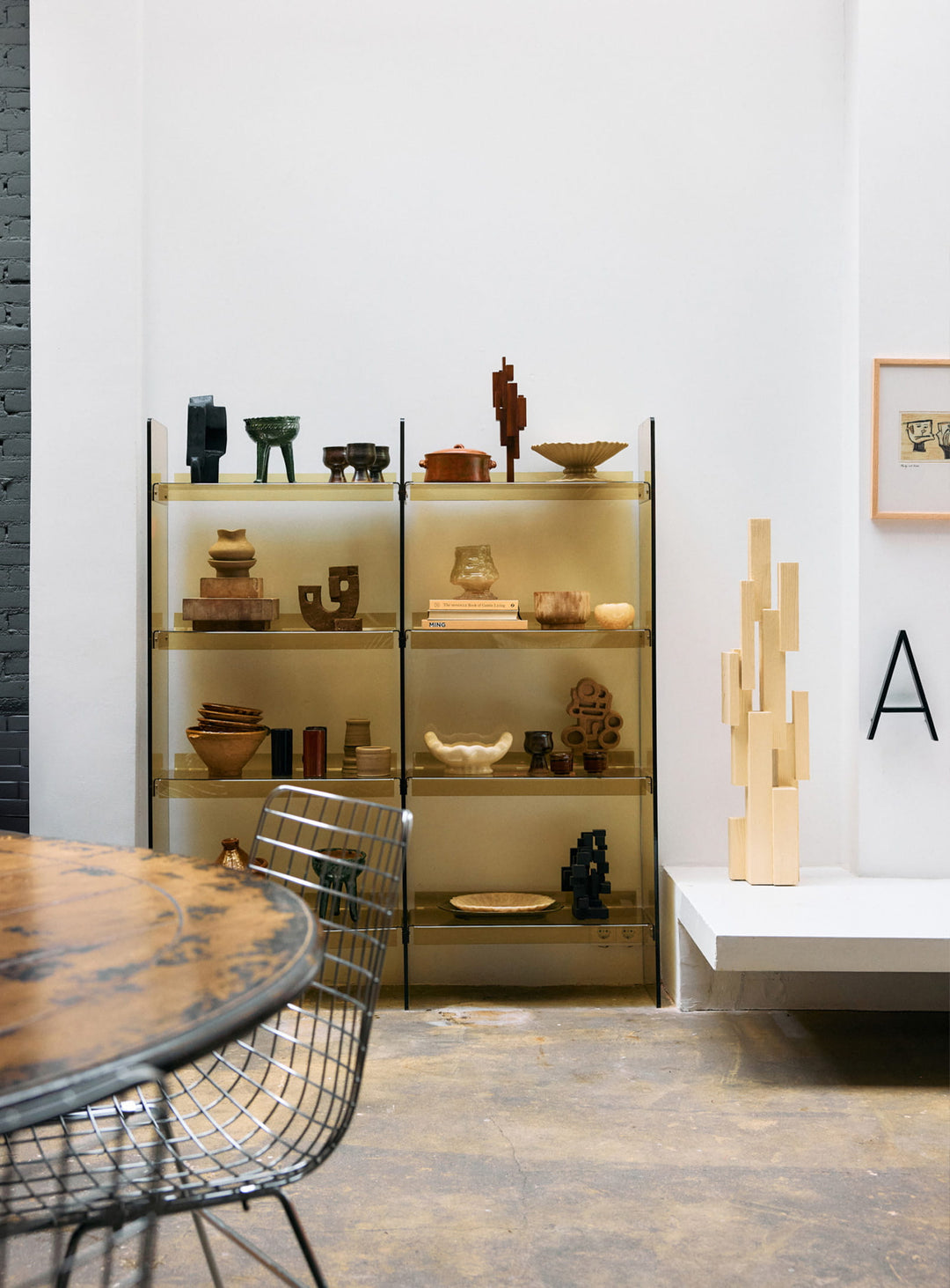 Bibliothèque en acrylique HKliving : légèreté visuelle et polyvalence pour tous les espaces. olive