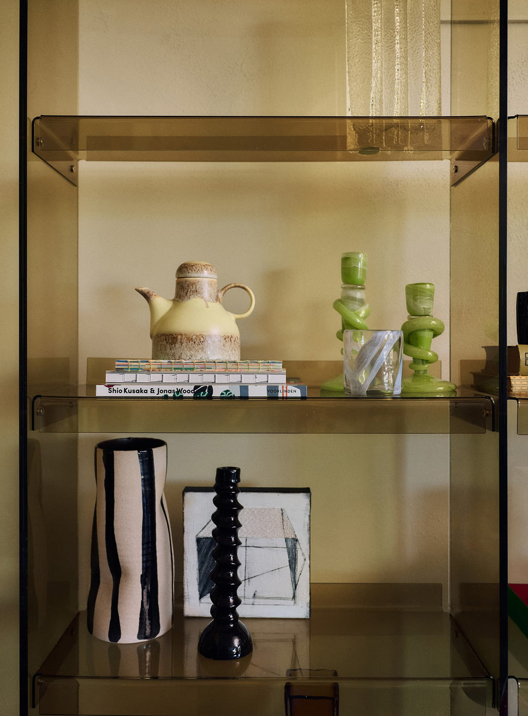 Bibliothèque en acrylique HKliving, une pièce modulable pensée pour évoluer avec votre espace et vos besoins.