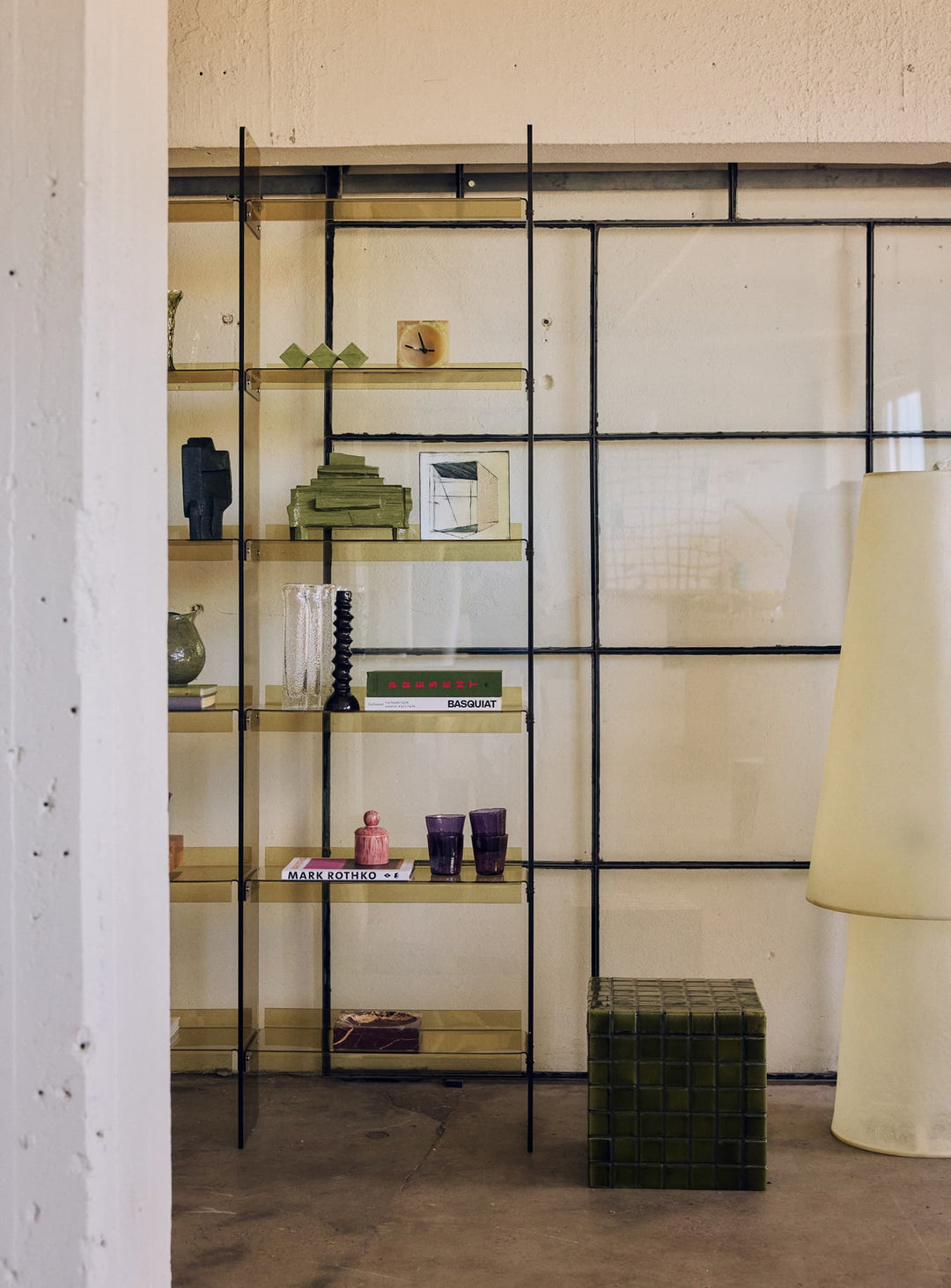 Bibliothèque en acrylique HKliving, un meuble vert olive élégant pour salon, bureau, entrée ou salle à manger.